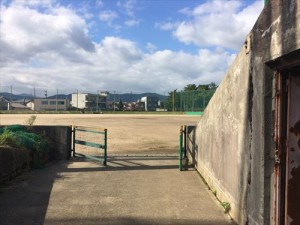 球場③三塁側入り口